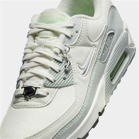 Shop Nike Air Max 90 SE FN6948